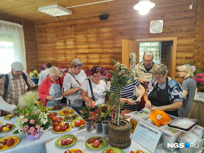 В руках у гостей списки с сортами, какие они бы хотели получить в свою коллекцию | Источник: Александра Бруня / NGS.RU