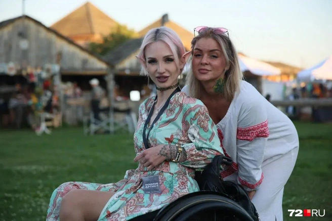 Сколько красоток приняли участие в фестивале. Кстати, девушку в цветочном платье с эльфийскими ушками зовут Наталья. Мы про нее делали историю на сайте. Вы очень симпатичные, девушки | Источник: Ирина Шарова / 72.RU