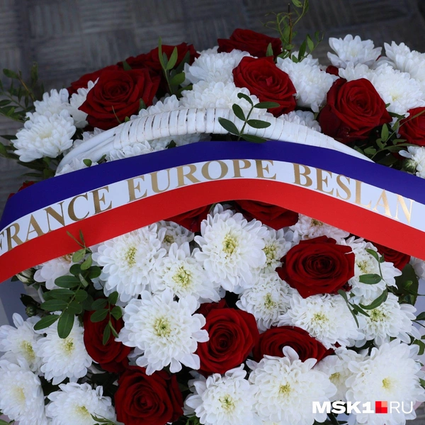 Венок в дань памяти отправило посольство Франции | Источник: Артем Устюжанин / MSK1.RU