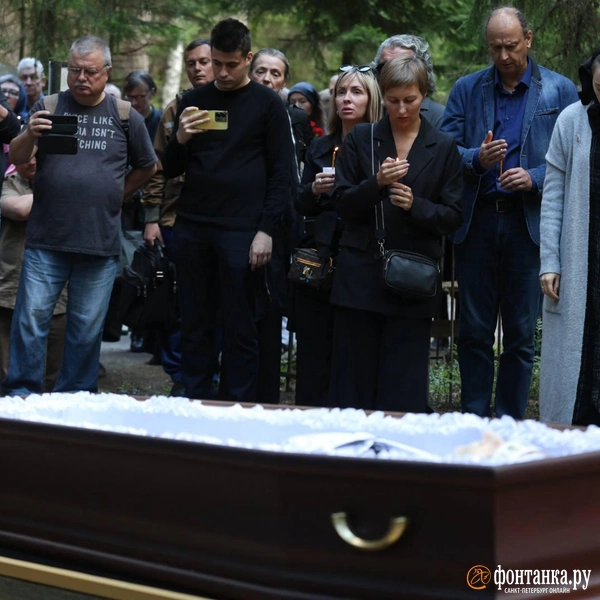 Внук Ивана Краско&nbsp;— Кирилл, с желтым телефоном и в черном лонгсливе | Источник: Валентин Егоршин / «Фонтанка.ру»