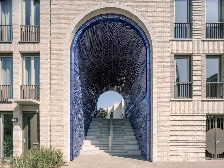 В Нидерландах арки жилого дома украсили плиткой, распечатанной на 3D-принтере