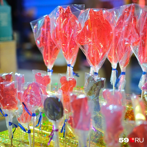 Самые актуальные леденцы&nbsp;— в виде лошадок | Источник: Тимофей Калмаков / 59.RU