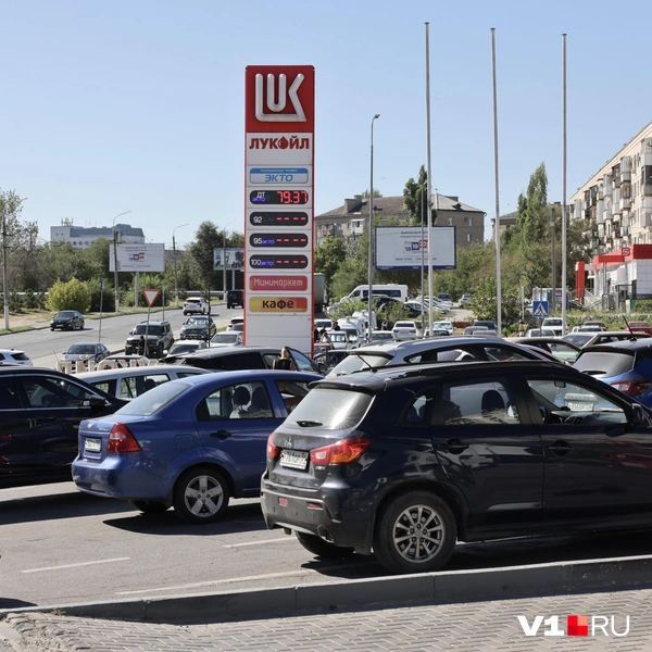 Прибытия бензовоза автомобилисты ожидают уже несколько часов | Источник: Алексей Волхонский / V1.RU