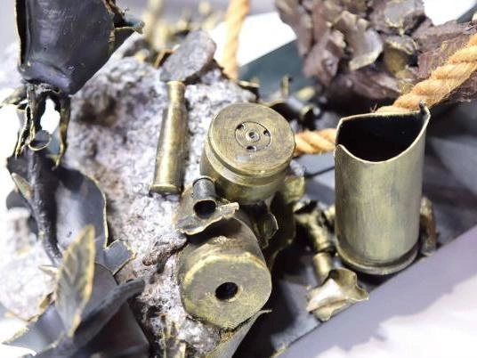 Якорь создан из металлических обломков, собранных на месте боев в Мариуполе. | Источник: Константин Завриков / V1.RU