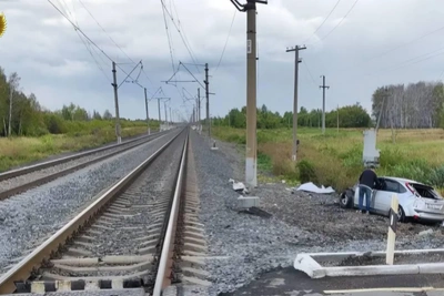 Под Омском легковушка врезалась в поезд на переезде