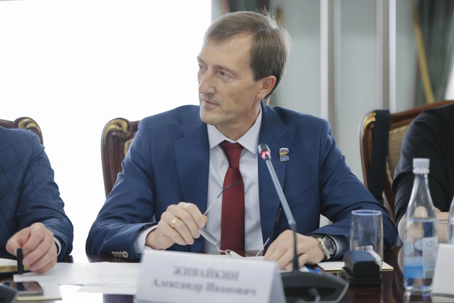 Александр Живайкин отметил, что тема занятости участников СВО стоит во главе угла при их возвращении к мирной жизни | Источник: Иван Макеев