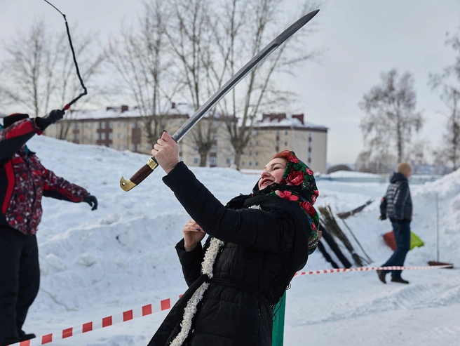 Помимо шашек, в состязаниях использовали хлыст. | Источник: Александр Ощепков / NGS.RU