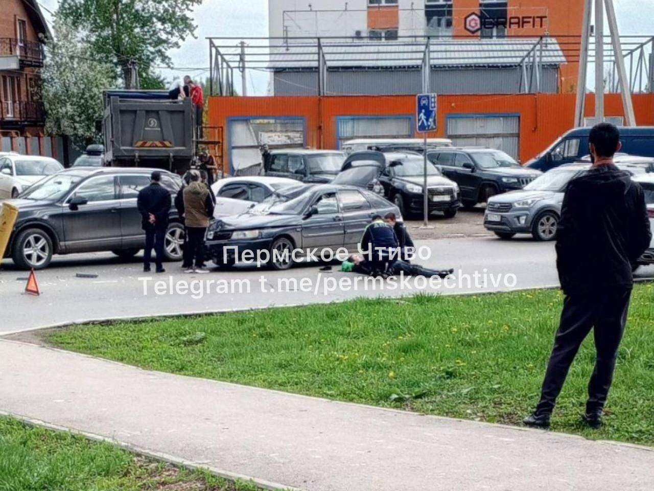 В Перми два подростка на байке врезались в легковушку, уходя от погони полиции