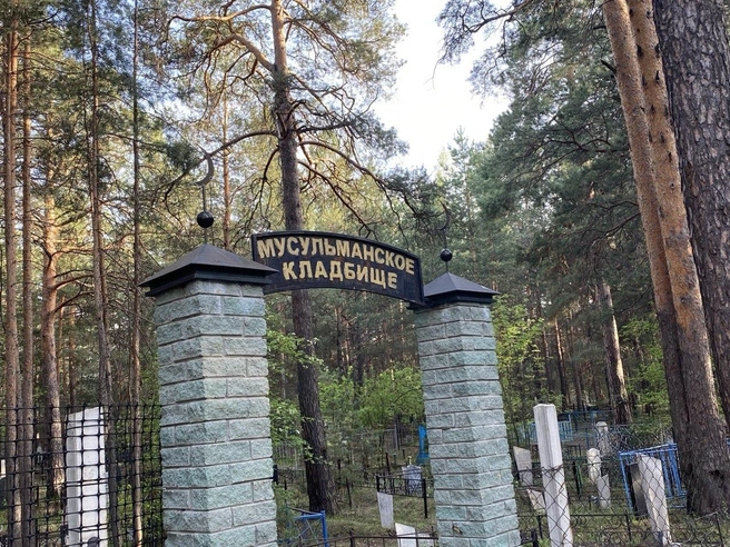 На кладбище чисто и убрано, видно, что люди следят за порядком на территории | Источник: Ирина Господаренко / NGS22.RU