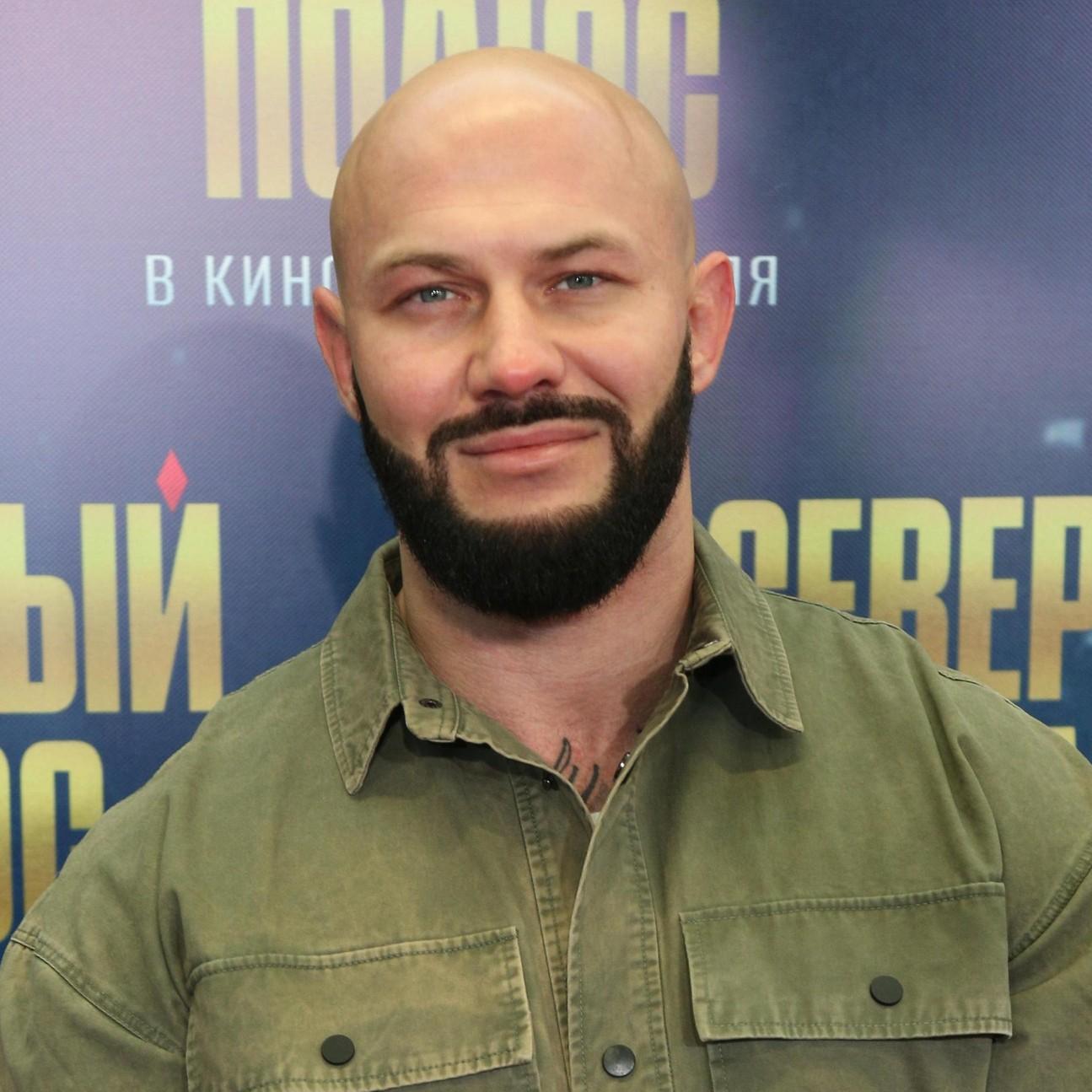Читает молитвы и разглядывает фотографии сына: Джиган загремел в израильский рехаб