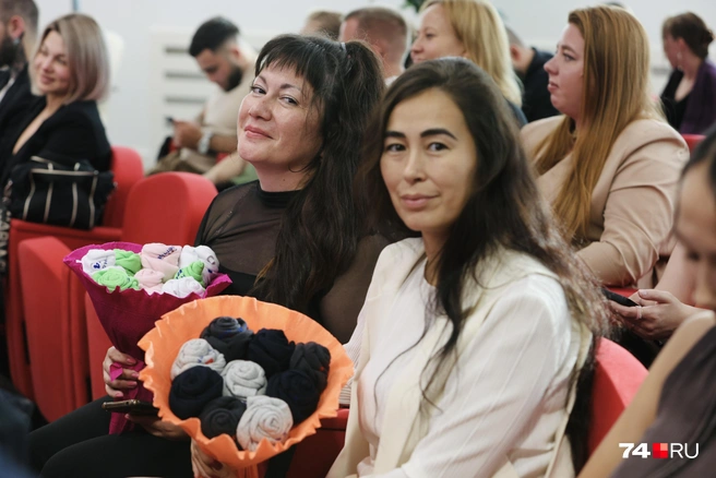 Прервемся ненадолго и посмотрим, что у нас в зале. Вот представители носочной фабрики «Эталон» загадочно сидят с букетом носков&nbsp;— их мы еще увидим | Источник: Наталья Лапцевич