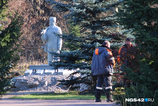 Композицию в честь железнодорожников на улице Лермонтова назвали коротко и емко&nbsp;— «Путеец» | Источник: Игорь Епифанцев / NGS42.RU