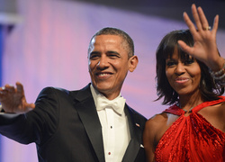 Барак Обама похвалил бальное платье Мишель