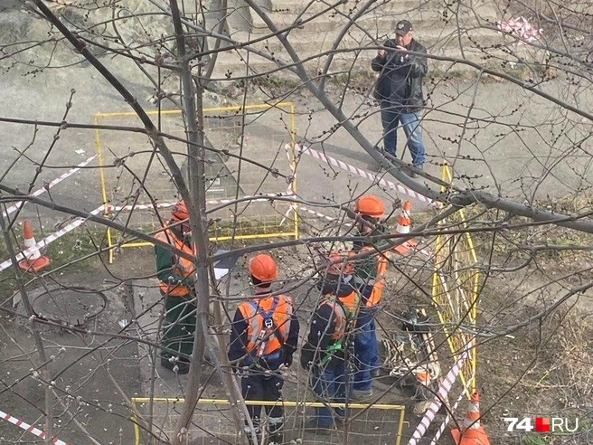 Наблюдать за позированием рабочих забавно, если не ждешь, что они решат твою проблему | Источник: читатель 74.RU