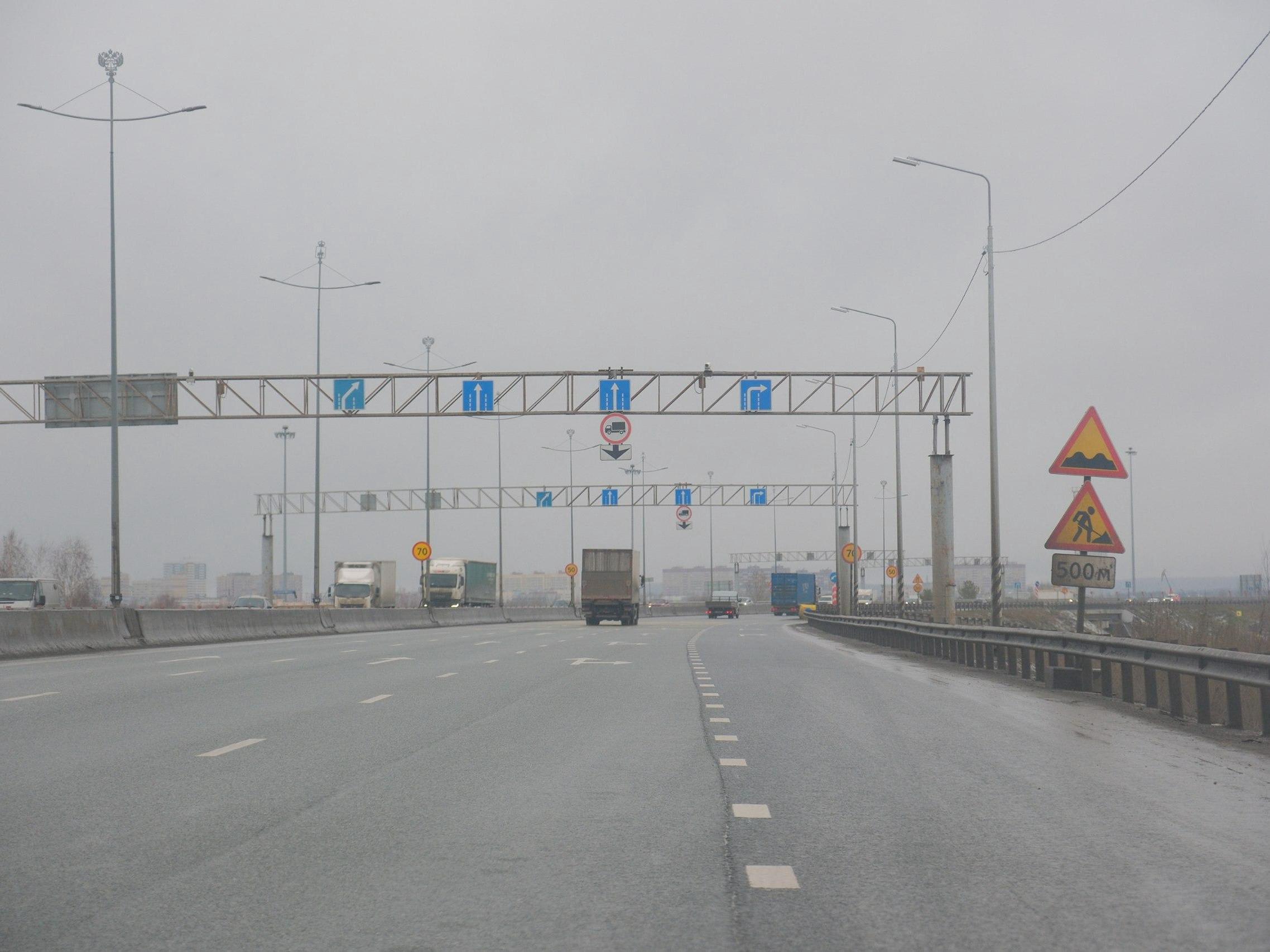 Пробки у Красавинского моста: ямы латали в рабочий день