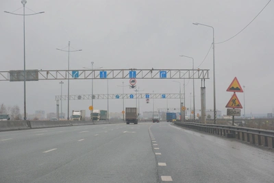 Пробки у Красавинского моста: ямы латали в рабочий день