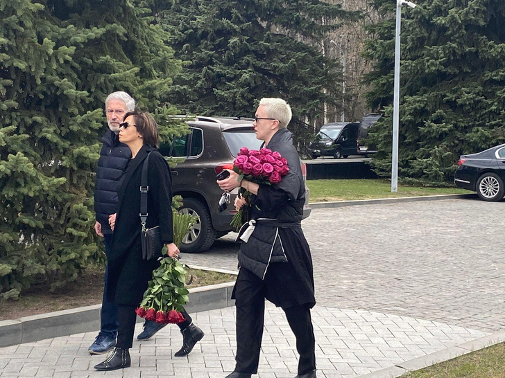 Ксения Собчак и Дарья Мороз приехали на прощание с отцом Константина Богомолова: репортаж