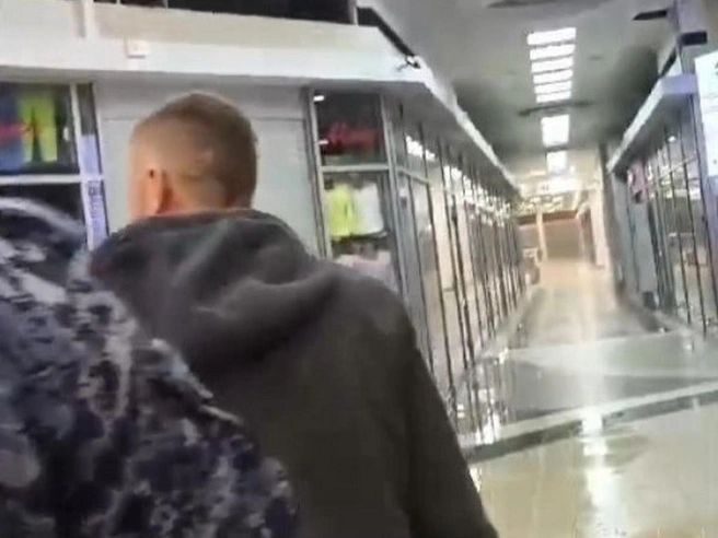 Мужчина пробрался ночью в торговый центр на Большевиков и поливал водой магазины | Источник: пресс-служба вневедомственной охраны по Санкт-Петербургу и Ленобласти