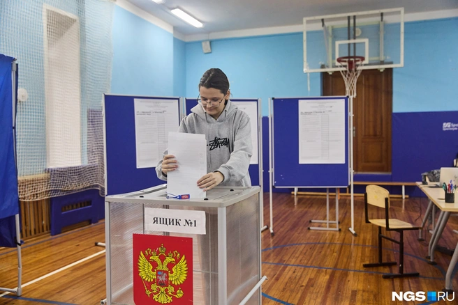 Девушка на фото в пятницу проголосовала впервые | Источник: Александр Ощепков / NGS.RU