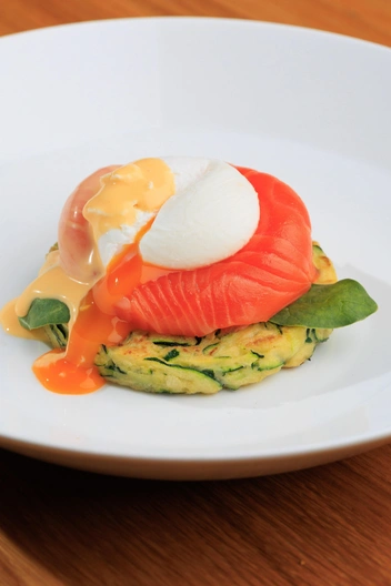 Оладьи из кабачков со слабосоленым лососем.