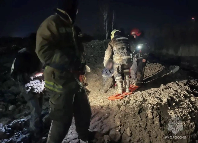 Склад грязи. В Мурино дети увязли в канаве, вытаскивать их пришлось МЧС