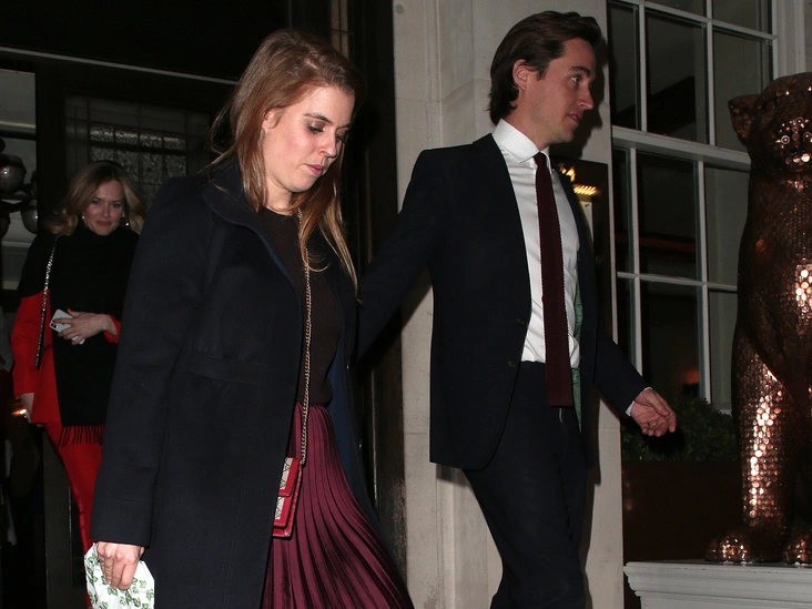 Принцесса Беатрис и Эдоардо Мапелли-Моцци выходят из ресторана 34, 15 апреля 2019