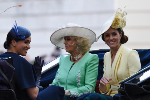 Королевская семья приехала в карете на парад