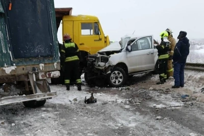 Легковушка врезалась в КАМАЗ при обгоне в Архангельской области