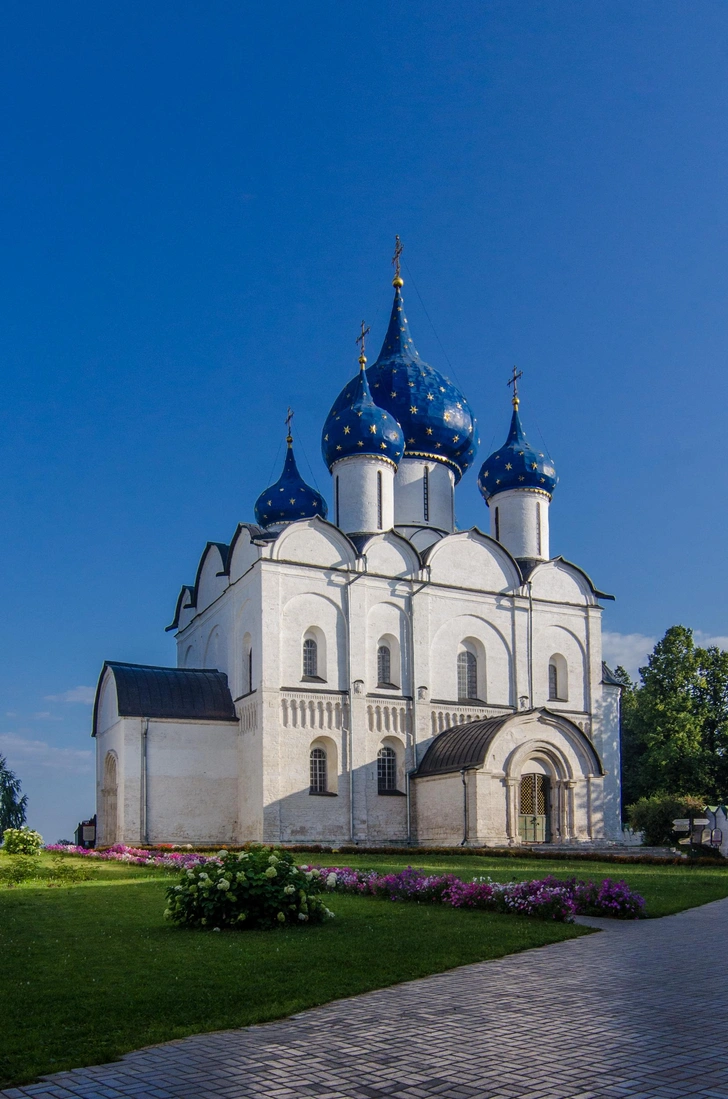 Собор Рождества Богородицы в Суздале (1222-1225). Аркатурно-колончатый пояс оживляет каменную плоскость, словно мерцающий узор на тяжелой ткани | Источник: Belliy, commons.wikimedia.org