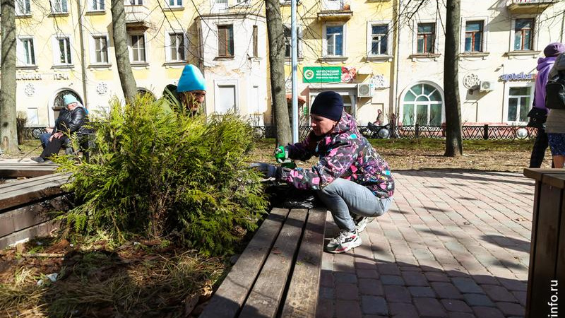 В Череповце состоялся субботник в сквере на Верещагина
