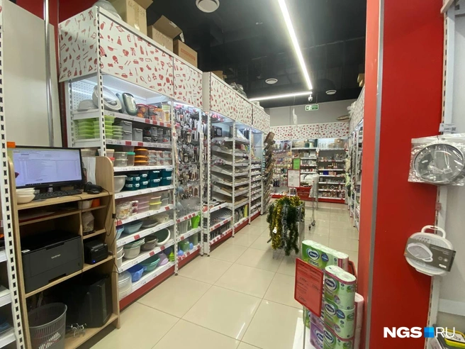 В помещении также играют новогодние мелодии.  | Источник: NGS.RU