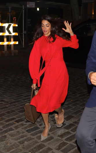 Амаль Клуни споткнулась на каблуках и едва не упала: фото