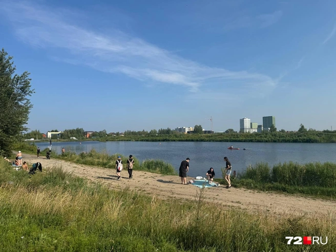 И лишь беззаботные тюменцы плавают на сапах и загорают у воды  | Источник: Илья Чикотин / 72.RU 