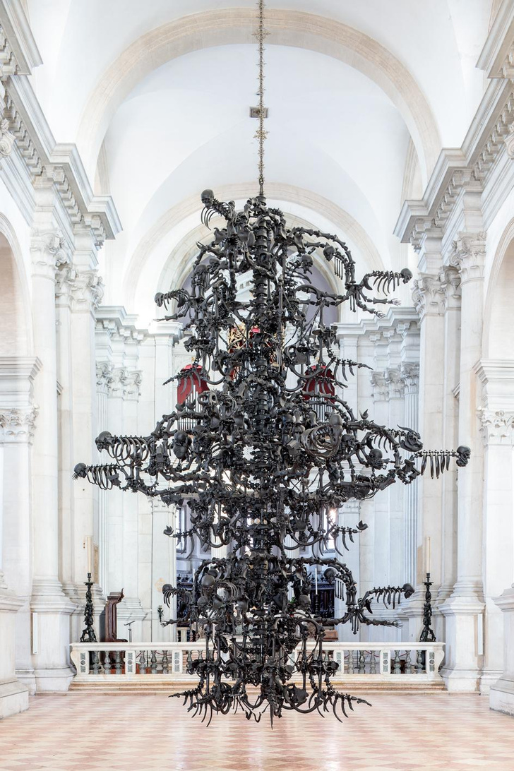 «Человеческая комедия»: масштабная инсталляция Ай Вэйвэя из муранского стекла в Венеции