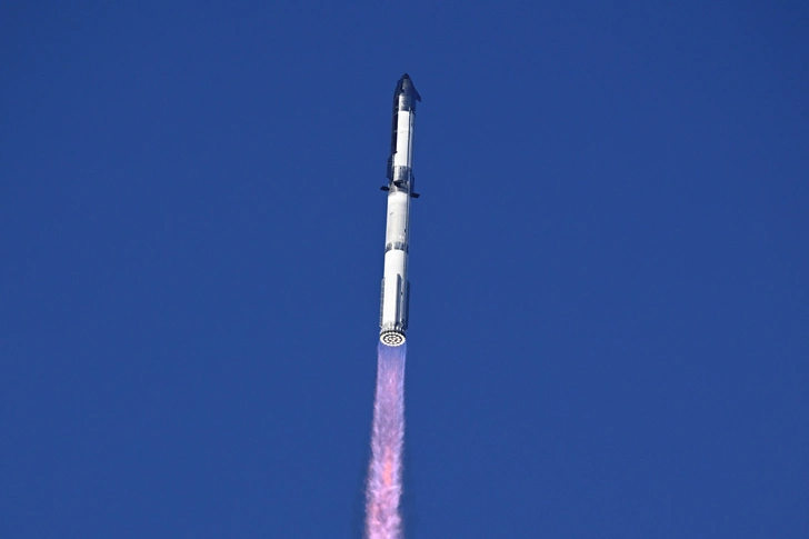 Starship взмывает в небо во время десятого испытания в августе 2025 года | Источник: JOE MARINO via Legion Media
