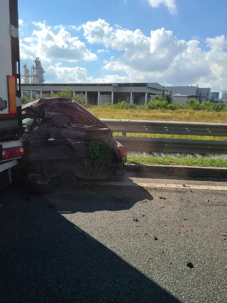 Грузовик раздавил легковую на трассе М-11 в Петербурге. Есть пострадавшие | Источник: «ДТП и ЧП | Санкт-Петербург»