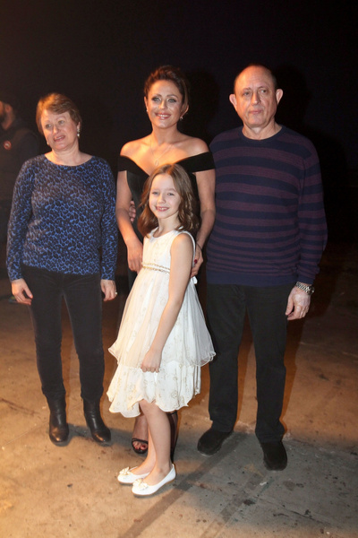 Юлия Началова с родителями и дочкой