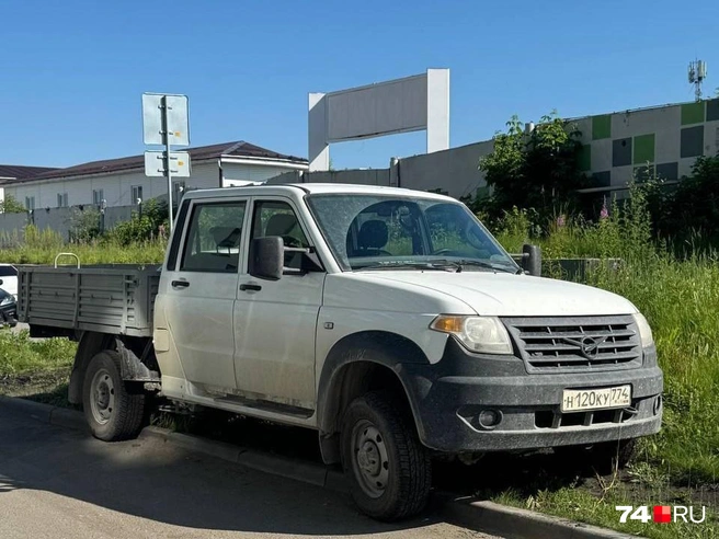 После покатушек автомобиль бросили на газоне | Источник: читатель 74.RU