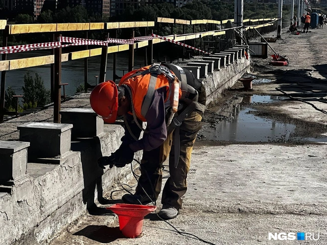 Многие конструкции на мосту пришли в негодность, поэтому откладывать ремонт было нельзя | Источник: Алёна Яхтина / NGS.RU