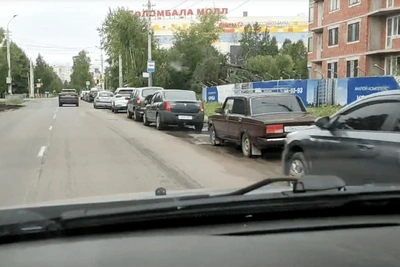 Жители Архангельска часами ждут бензин на АЗС