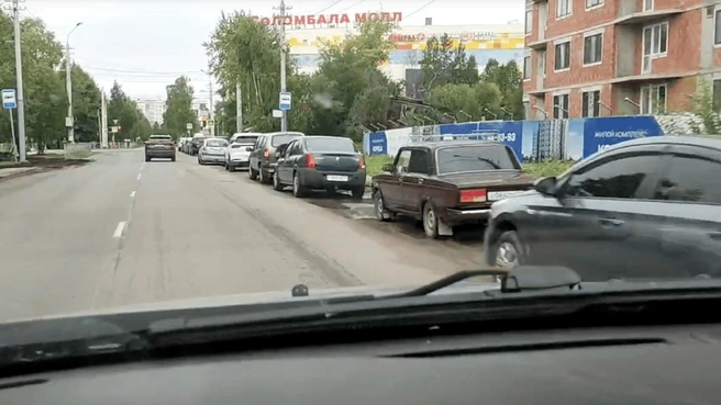 Машины занимают обочины и правую полосу | Источник: читатель 29.RU