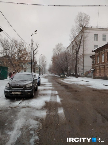 На проезжей части осталось немного воды | Источник: Зоя Кузнецова / IRCITY.RU