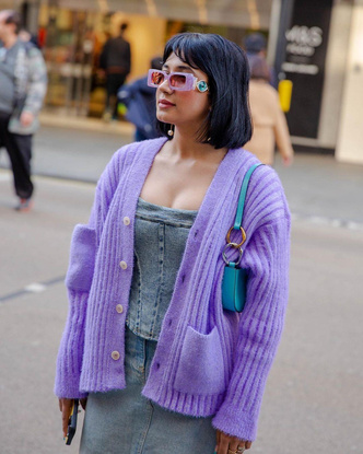 Акцентные плечи, необычные сумки, яркие цвета: 5 главных стритстайл трендов с Недели моды в Лондоне