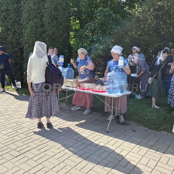 У собора всем желающим бесплатно наливали воду | Источник: Андрей Пашинский / Voronezh1.ru