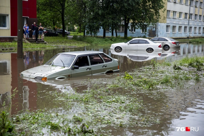 Паводковые воды смешиваются с канализационными стоками | Источник: Александра Мамонтова / 76.RU