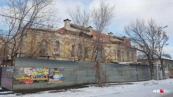 Фото 2018 года. Тогда у здания произошло обрушение части стены на тротуар | Источник: Алена Кисель /45.ru