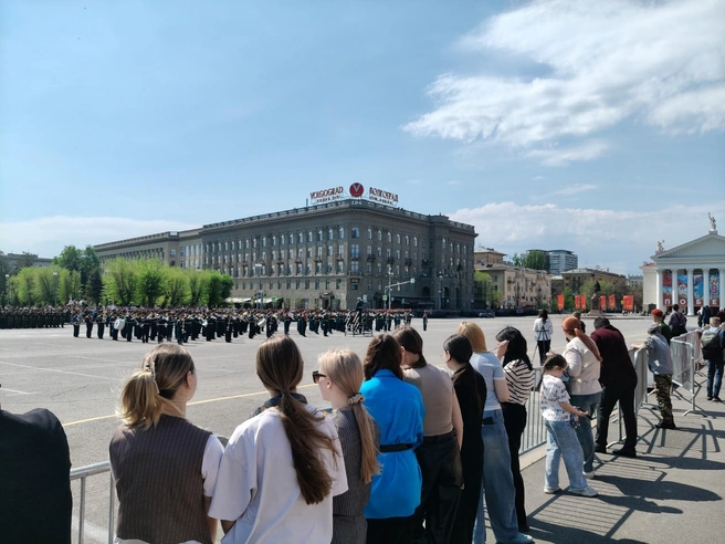 Множество волгоградцев наблюдают за репетицией | Источник: Мария Умнова / V1.RU