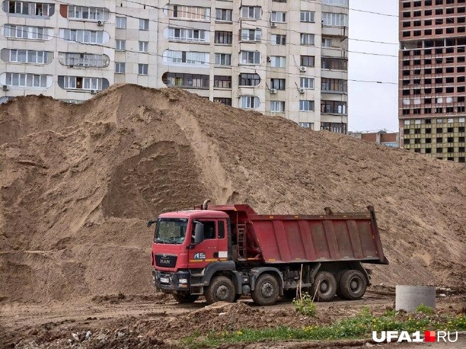 На Комсомольской выросли песчаные горы | Источник: Булат Салихов / UFA1.RU