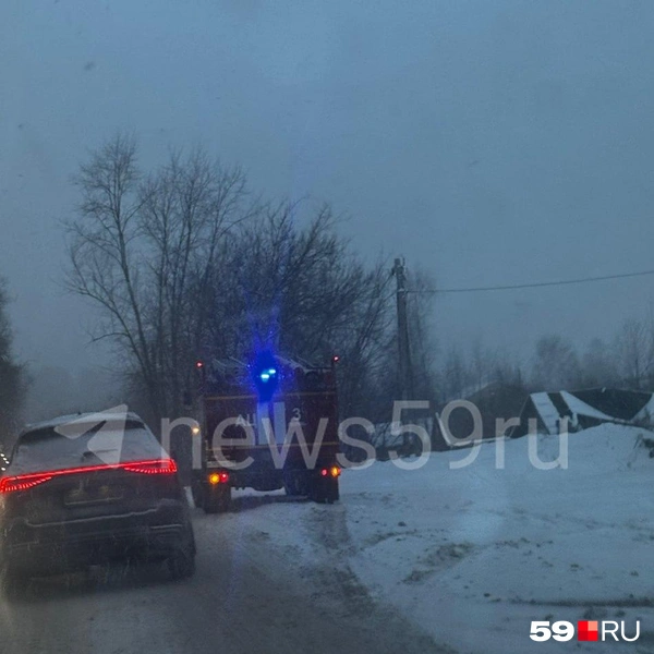 На место ДТП выехали пожарные | Источник: Читательница 59.RU