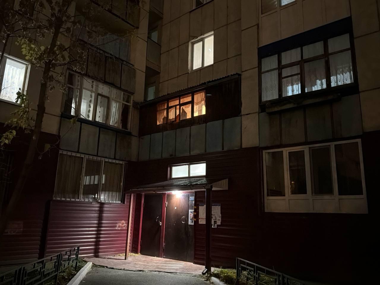«Помоги-и-ите!»: камеры засекли ночную стрельбу во дворе на окраине Тюмени — видео